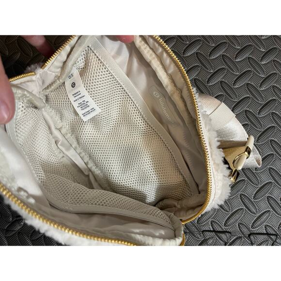 lululemon gold and white belt bag Everywhere Wordmark Crossbody 1L way stretch Moisture White/Gold Everywhere Belt Bag :